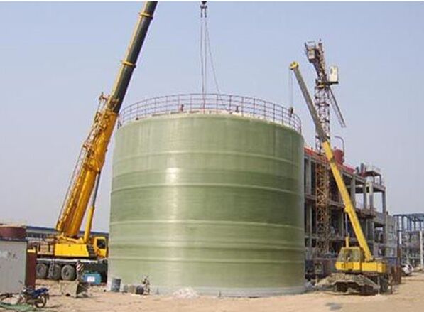 玻璃鋼罐吊裝現(xiàn)場