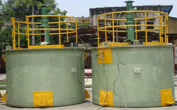 玻璃鋼攪拌罐安裝現(xiàn)場(chǎng)